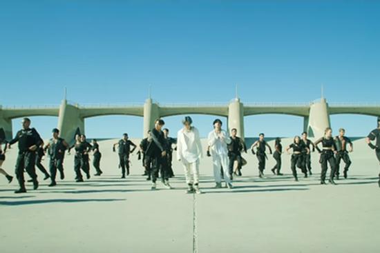BTS chính thức 'xuất kích' cùng quân đoàn hùng hậu, thể hiện đẳng cấp vũ đạo mãn nhãn xứng danh nhóm nhạc hàng đầu Kpop