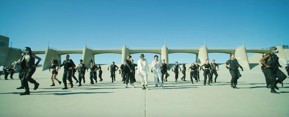 BTS chính thức xuất kích cùng quân đoàn hùng hậu, thể hiện đẳng cấp vũ đạo mãn nhãn xứng danh nhóm nhạc hàng đầu Kpop-2