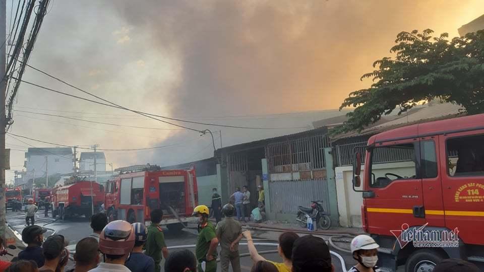 Cháy lớn nhà xưởng, khói đen kín đặc ngoại ô Sài Gòn-2