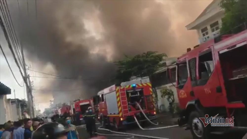 Cháy lớn nhà xưởng, khói đen kín đặc ngoại ô Sài Gòn-4