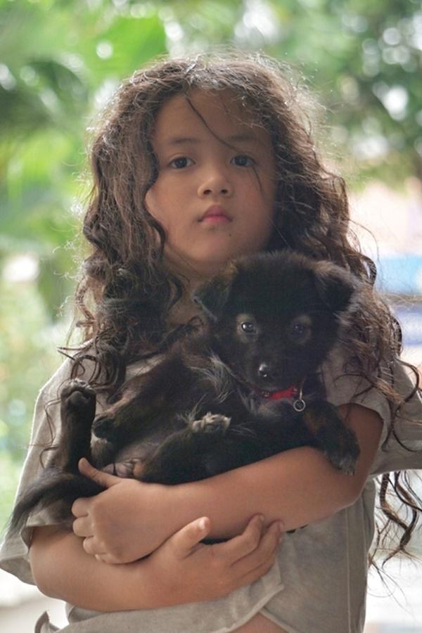 Diễn viên nhí Ngân Chi hiện đi quay sitcom Gia đình hòa thuận. Mẹ của bé chia sẻ, lịch quay bị lùi từ sau Tết tới giữa tháng 2 vì dịch viêm phổi. Tuy tình hình dịch bệnh đã khả quan hơn, đoàn phim vẫn tuân thủ quy tắc phòng dịch. Trừ các diễn viên đang trong cảnh, ai cũng đeo khẩu trang. Riêng Ngân Chi được ba mẹ bổ sung vitamin, bảo đảm dinh dưỡng hàng ngày và cho làm sạch tay liên tục.