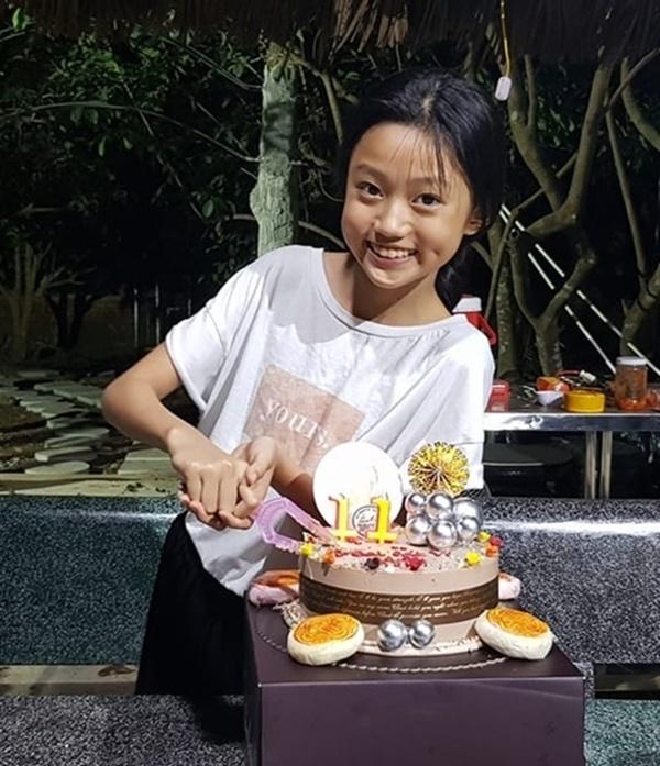 Đưa con đi quay trong mùa dịch, mẹ của diễn viên nhí Cát Vi cho hay, chị thấy thương con và đoàn phim vất vả, diễn viên đều bất tiện vì thường trực có khẩu trang trên mặt. Dù vậy, chị cố gắng trang bị đầy đủ đồ phòng dịch cho con khi theo đoàn phim ra Hội An ghi hình.