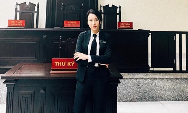 Giữa tháng 2, Huỳnh Hồng Loan từ TP HCM ra Hà Nội quay phim truyền hình Người nối nghiệp. Nữ diễn viên cho biết, đoàn phim hiện chủ yếu ghi hình bên trong tòa án, hạn chế cảnh quay ngoài trời, nơi đông người. Đoàn phim chuẩn bị nước sát khuẩn và khẩu trang cho các thành viên đoàn, diễn viên.Tuy không thể đeo khẩu trang quá liên tục trong bối cảnh vì sợ trôi lớp trang điểm, cô và các bạn diễn luôn đeo khẩu trang trong giờ nghỉ, khi ra ngoài ăn cơm.