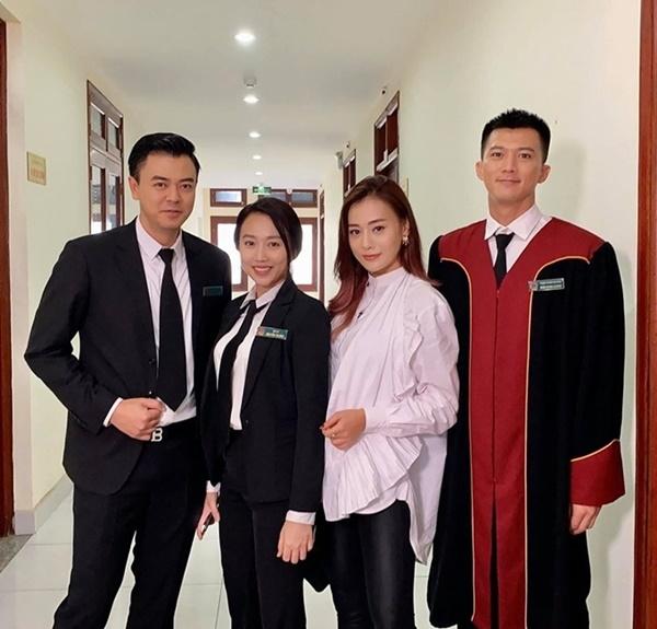 Hợp tác với Huỳnh Hồng Loan trong phim lần này là nữ diễn viên Quỳnh búp bê Phương Oanh, MC - diễn viên Tuấn Tú (trái) và diễn viên Hà Việt Dũng (phải). Tuấn Tú và Hà Việt Dũng thể hiện tinh thần lạc quan khi làm việc trong mùa dịch, còn Phương Oanh hy vọng cả đoàn phim có sức khỏe tốt, nâng cao sức đề kháng để làm phim an toàn.