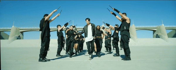 Nhảy sung quá mức, cậu út BTS vô tình lộ điểm nhạy cảm trong MV mới-4