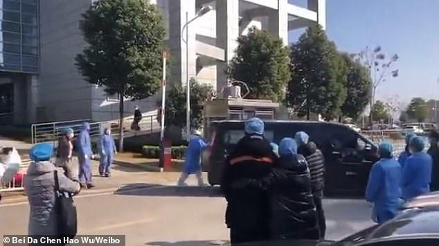 Giám đốc bệnh viện ở Vũ Hán qua đời vì COVID-19: Vợ chạy theo xe tang, gào khóc thảm thiết-2