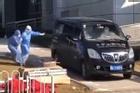 Giám đốc bệnh viện ở Vũ Hán qua đời vì COVID-19: Vợ chạy theo xe tang, gào khóc thảm thiết