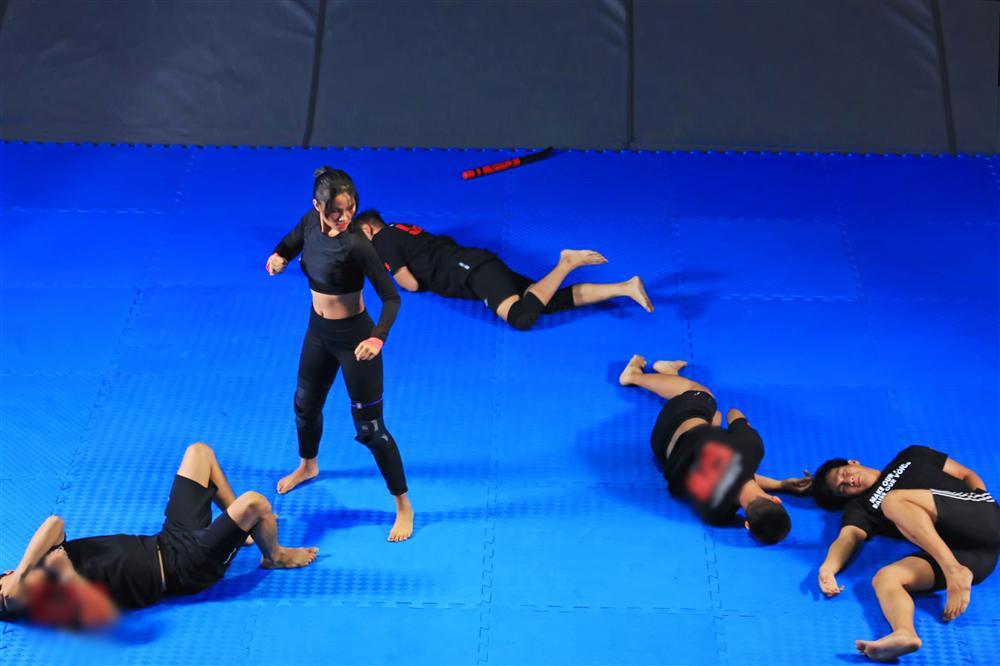 Ngất ngây màn đấu võ 1 chọi 7 của HHen Niê chỉ sau 1 tuần tập luyện-7