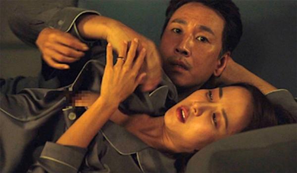 Phim điện ảnh "Parasite" (Ký sinh trùng) trở thành niềm tự hào không chỉ của riêng Hàn Quốc mà cả Châu Á khi giành 4 giải tại Oscar vừa qua, trong đó có giải cao quý nhất cho Tác phẩm điện ảnh xuất sắc nhất. Cảnh ân ái giữa vợ chồng ông chủ trong phim chứa nhiều ẩn ý.