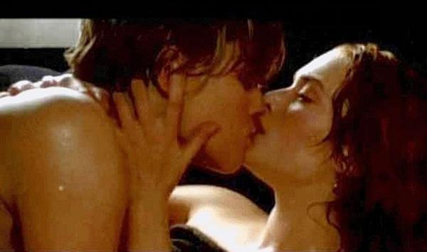 Trong lần đầu hợp tác trên phim, cả hai diễn viên tỏ ra ngượng ngùng. Leonardo Dicaprio lúng túng đến mức nói nhầm lời thoại "Em nằm xuống sô pha đi" thành "Em nằm xuống giường đi".