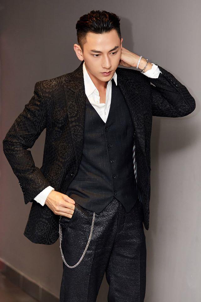 Gương mặt lạnh lùng, sắc nét cùng body cực chuẩn của Isacc khiến nhiều người liên tưởng tới hình ảnh các soái ca trong phim ngôn tình.