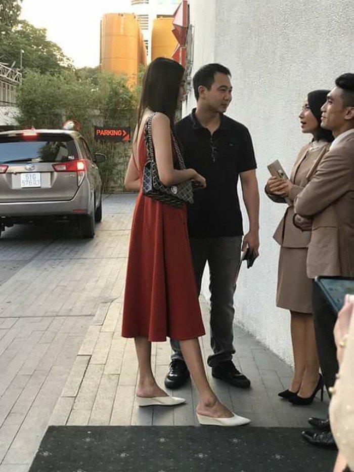 Khi Lan Khuê bung lụa với đủ kiểu quần áo, chồng đại gia chỉ trung thành đúng một style-7