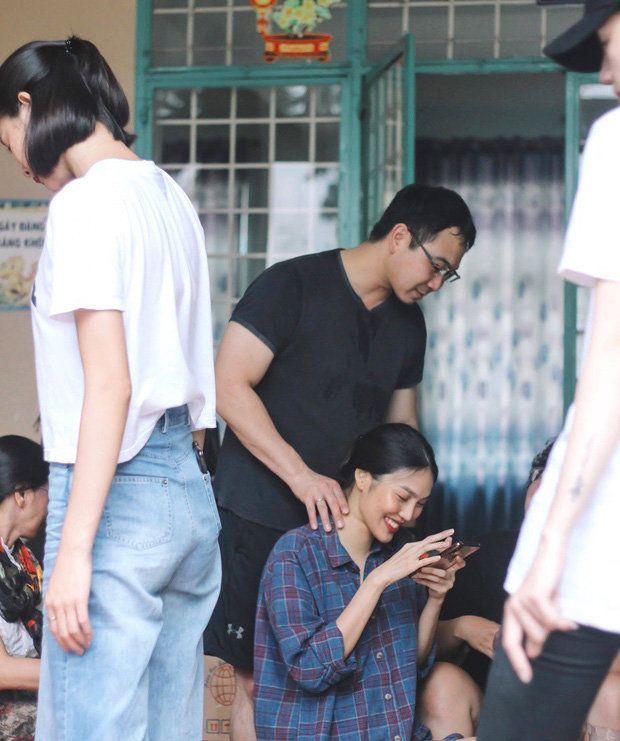 Khi Lan Khuê bung lụa với đủ kiểu quần áo, chồng đại gia chỉ trung thành đúng một style-11