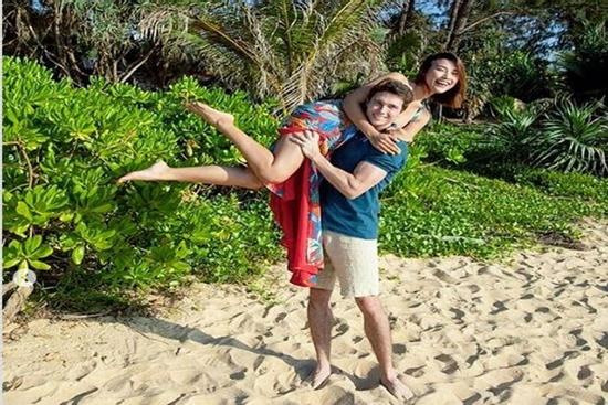 Bà bầu Hoàng Oanh được bế bổng ở tư thế nguy hiểm