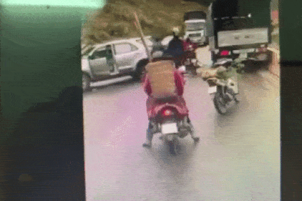Clip: Giữa đường có tai nạn, 3 mẹ con đứng chờ liền bị xe tải đâm trúng ở Sơn La-1