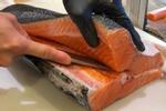 Cách đầu bếp chuyên nghiệp cắt cá hồi