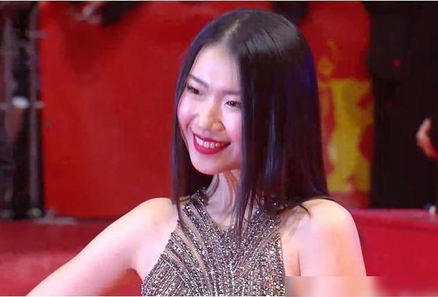 Nữ diễn viên Trung Quốc bị chỉ trích vì tạo dáng 60 phút trên thảm đỏ-1