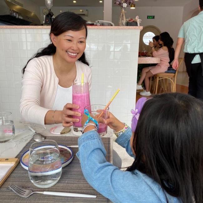 Đưa con đi chơi, Shark Linh lộ nguyên nước da bánh mật hơi đen đen nhưng chẳng hiểu sao vẫn khiến các cô em ngoài đôi mươi phải ghen tị-1