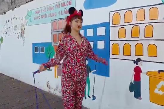 Nhã Phương ám ảnh về cân nặng đến mức nhảy dây hùng hục trong hậu trường quay phim