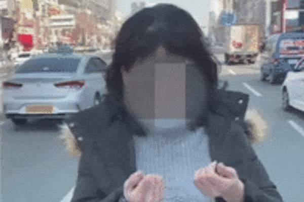 Xôn xao clip bệnh nhân 'siêu lây nhiễm' ở Hàn Quốc trốn viện, đứng giữa đường chặn xe ô tô