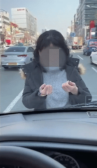 Xôn xao clip bệnh nhân siêu lây nhiễm ở Hàn Quốc trốn viện, đứng giữa đường chặn xe ô tô-1