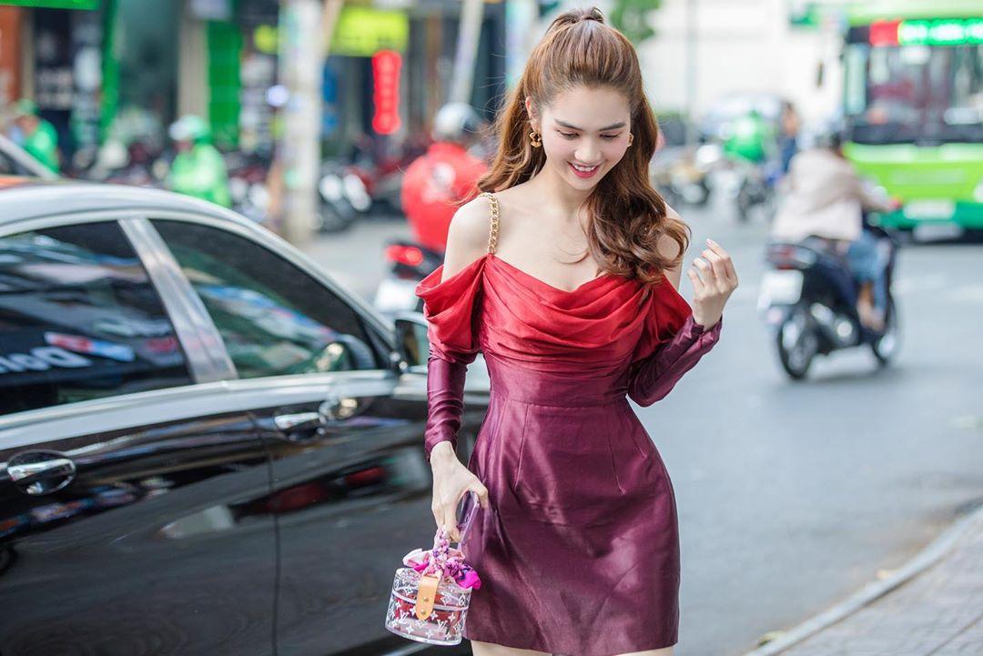 Mới đây, Ngọc Trinh vừa diện lại bộ đầm của NTK Đỗ Long để đi shopping. Trong khi xách chiếc túi cặp lồng trong suốt sang chảnh của LV, chân dài Trà Vinh trông kém sang hẳn vì chiếc đầm nhàu nhĩ.