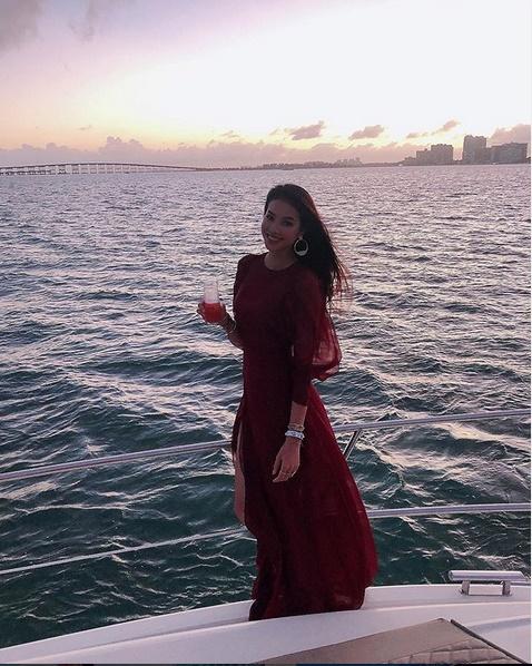 Giàu sụ và phủ toàn hàng hiệu, nào ngờ cũng có lúc Phạm Hương bị fan bóc phốt diện lại đầm cũ từ 3 năm trước-1