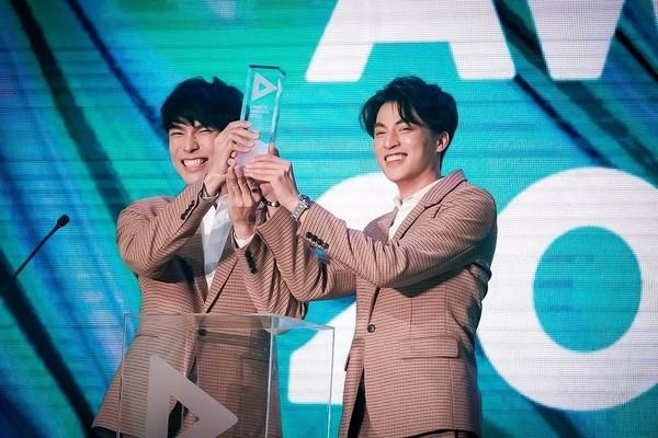 Cảnh hôn mắt cá chân của cặp đôi đam mỹ nổi tiếng Thái Lan đoạt giải thưởng lớn-5