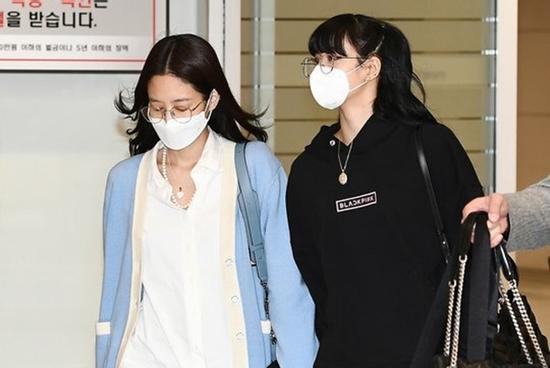 Fan Jennie gây tranh cãi vì hành động 'thô lỗ' với Lisa