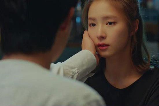 Đêm tân hôn mẹ chồng đứng chờ ngoài cửa, tôi hãi hùng biết mục đích của bà