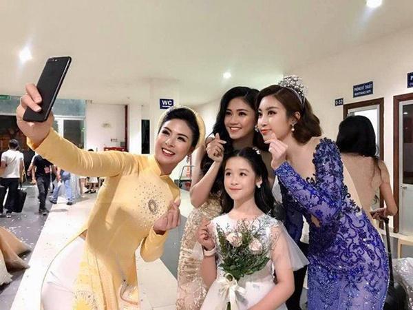 Trên fanpage của mình, Hoa khôi nhí Tây đô nhiều lần khoe ảnh sánh đôi cùng các Hoa hậu nổi tiếng như Hoa hậu Ngọc Hân, Hoa hậu Hoàn vũ Việt Nam 2019 Nguyễn Trần Khánh Vân, Hoa hậu Đỗ Mỹ Linh, Hoa hậu Tiểu Vy...