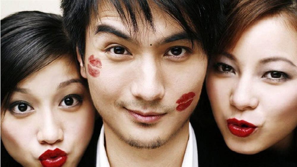 3 nốt ruồi trời sinh đào hoa, vệ tinh đuổi không hết-1