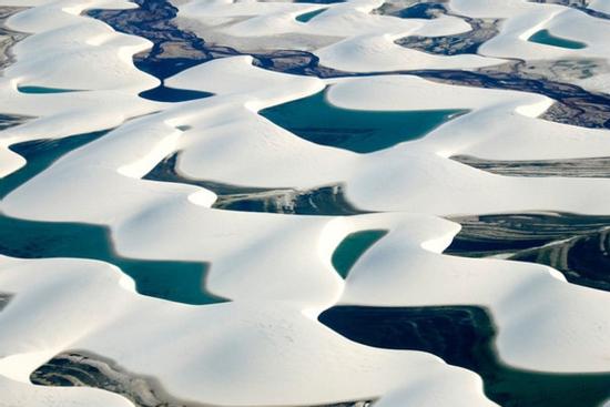 Hàng nghìn hồ nước tự nhiên xanh biếc giữa sa mạc Brazil