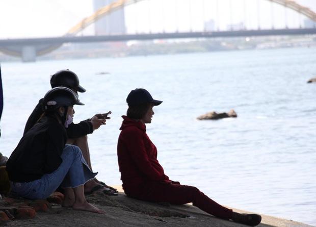 Buồn chuyện tình cảm, thanh niên đưa số điện thoại mẹ cho tài xế Grab rồi nhảy sông tự tử-2