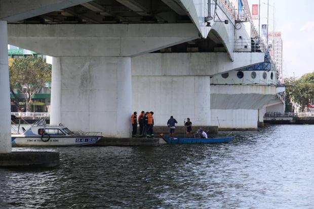 Buồn chuyện tình cảm, thanh niên đưa số điện thoại mẹ cho tài xế Grab rồi nhảy sông tự tử-3