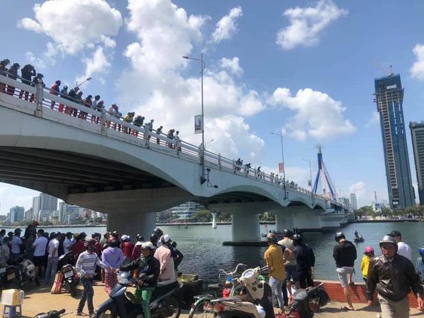 Buồn chuyện tình cảm, thanh niên đưa số điện thoại mẹ cho tài xế Grab rồi nhảy sông tự tử-1