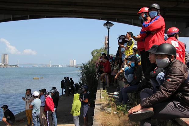 Buồn chuyện tình cảm, thanh niên đưa số điện thoại mẹ cho tài xế Grab rồi nhảy sông tự tử-5