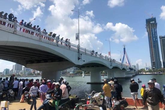 Buồn chuyện tình cảm, thanh niên đưa số điện thoại mẹ cho tài xế Grab rồi nhảy sông tự tử