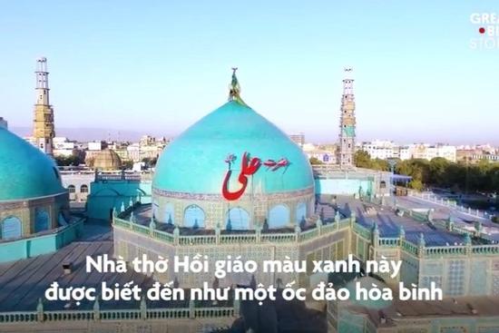 Hàng nghìn bồ câu trắng bay quanh nhà thờ Hồi giáo