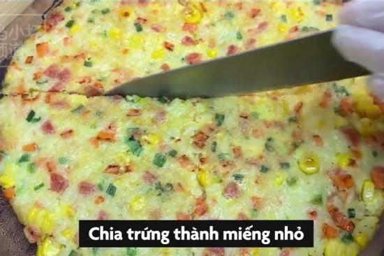 Mẹo tráng trứng lạ mắt với cơm và xúc xích