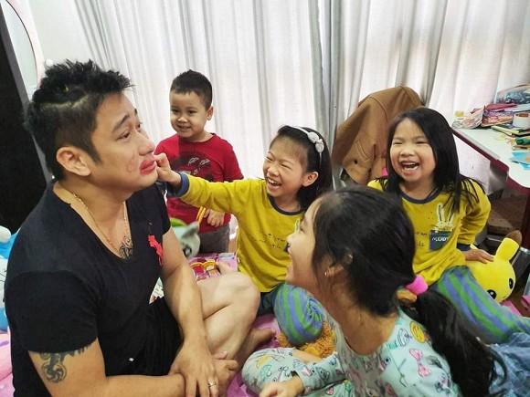 Hình ảnh dở khóc dở cười của Minh Tiệp khi ở nhà trông con mùa dịch corona-1