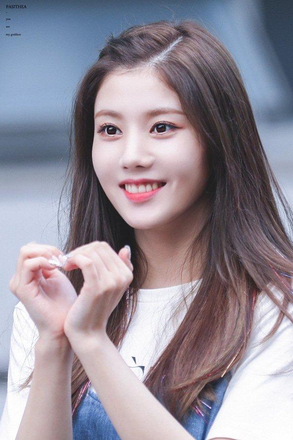 Trưởng nhóm IZ*ONE Kwon Eunbi tạm dừng mọi hoạt động vì lý do sức khỏe. Nhóm sẽ tiếp tục quảng bá album mới với 11 thành viên.