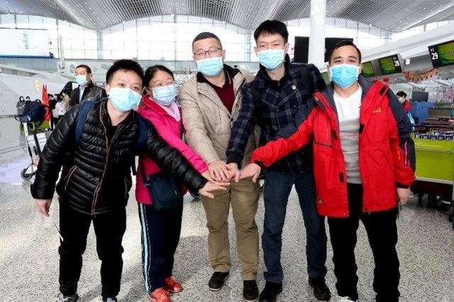 Nghẹn ngào nụ hôn tạm biệt của cặp vợ chồng chia tay nhau vì virus corona-1