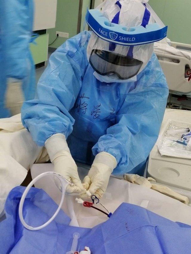 Nghẹn ngào nụ hôn tạm biệt của cặp vợ chồng chia tay nhau vì virus corona-2