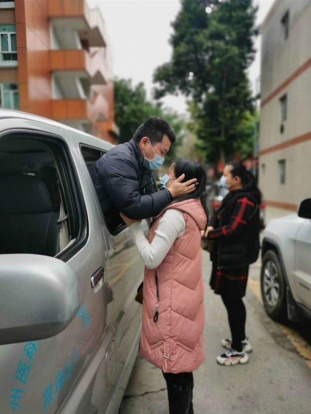 Nghẹn ngào nụ hôn tạm biệt của cặp vợ chồng chia tay nhau vì virus corona-4