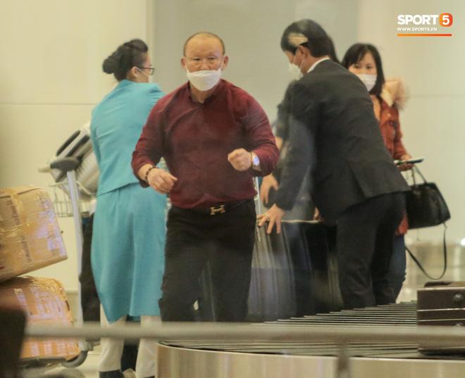 HLV Park Hang Seo vượt qua kiểm tra thân nhiệt tại sân bay Nội Bài-4