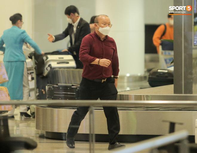 HLV Park Hang Seo vượt qua kiểm tra thân nhiệt tại sân bay Nội Bài-5