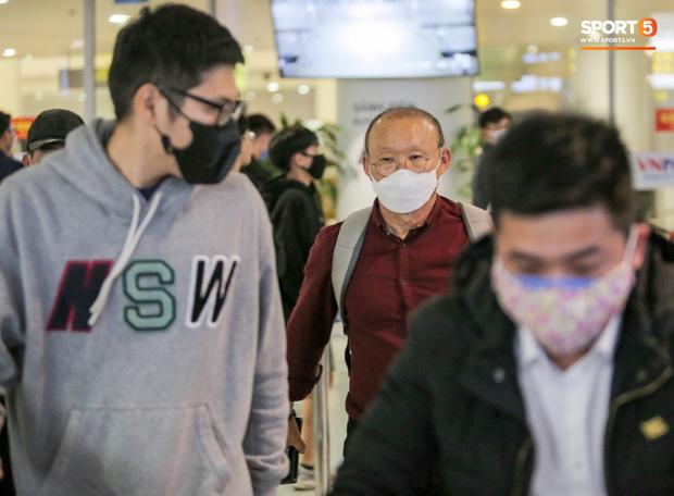 HLV Park Hang Seo vượt qua kiểm tra thân nhiệt tại sân bay Nội Bài-2