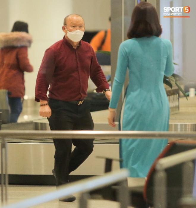 HLV Park Hang Seo vượt qua kiểm tra thân nhiệt tại sân bay Nội Bài-6