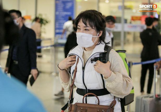 HLV Park Hang Seo vượt qua kiểm tra thân nhiệt tại sân bay Nội Bài-3